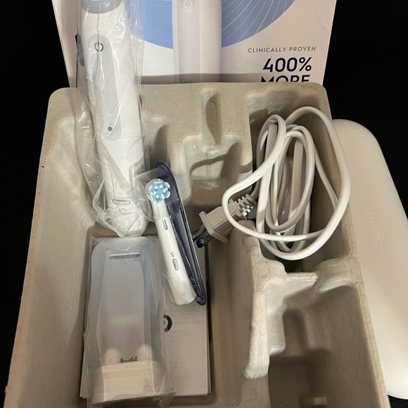 Oral-B iO Series 3 Limited Rechargeable Electric Toothbrush - Matte White - Picture 2 of 2